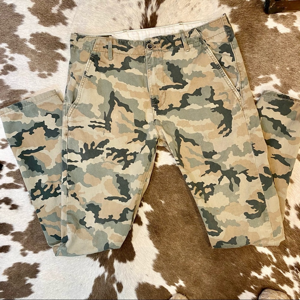 Retro Camouflage Levi’s Straight Leg Pants 30 x 32